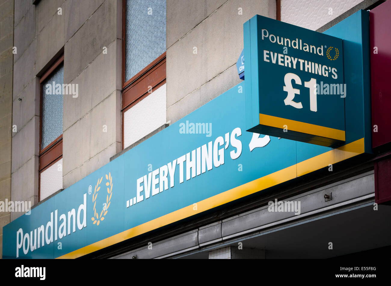 Melden Sie außen Poundland Shop in UK Stockfoto