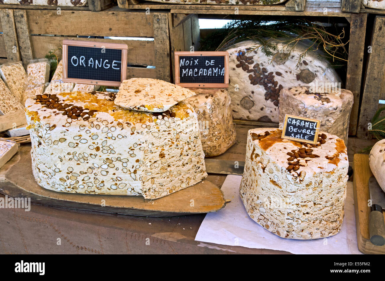 Große Blöcke der Nougatine in verschiedenen Geschmacksrichtungen für Verkauf auf einem Markt in Chamonix, Haute Savoie, Frankreich. Stockfoto