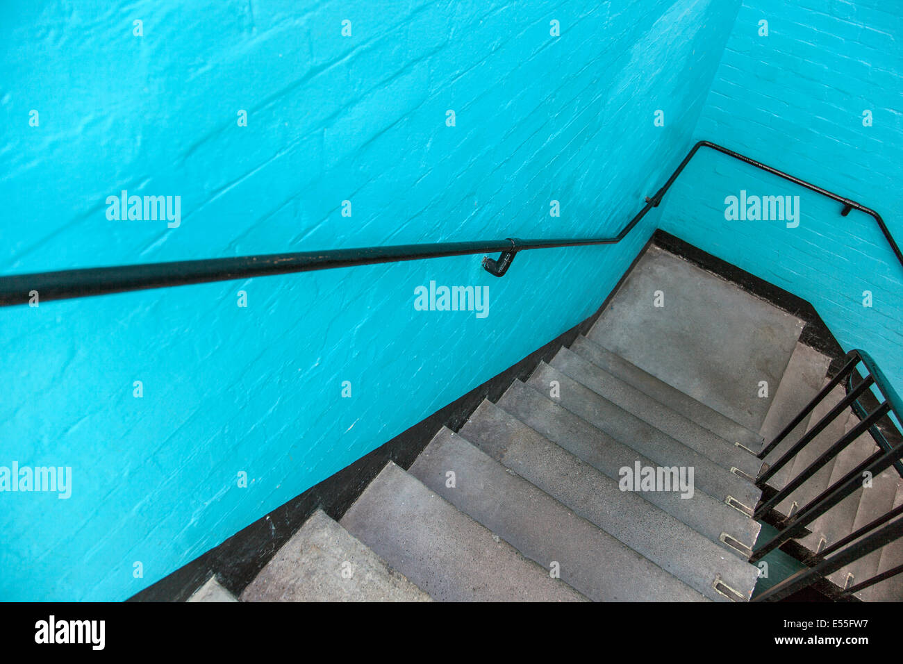 Treppe nach unten, blaue Mauer in einer Lagerhalle Stockfoto