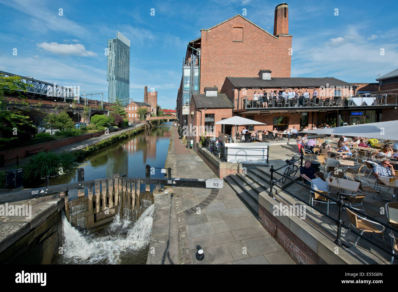 Das Castlefield historische Innenstadt Kanal Bereich einschließlich Herzöge 92 und Schloss und Beetham Tower (Hintergrund) in Manchester UK Stockfoto