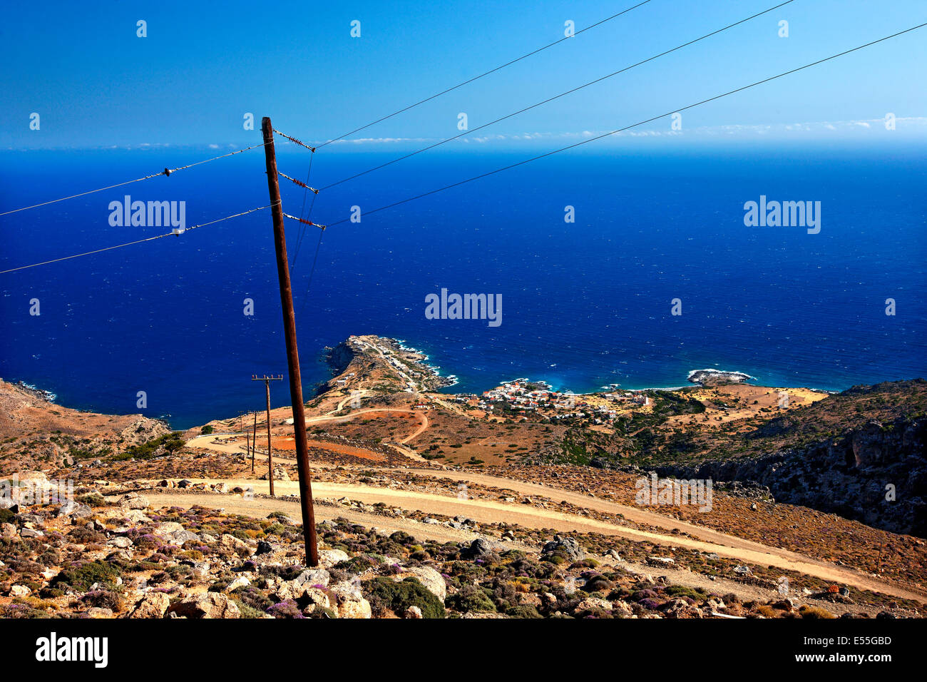 Der Weg zum Dorf Agios Ioannis ("Johannes"), nahe Kapetaniana Dorf, Asteroussia, Heraklion, Kreta, Griechenland. Stockfoto