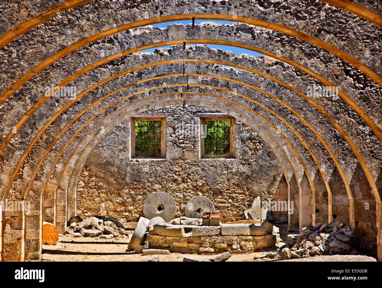 Schöne Bögen in der alten Ölmühle am Kloster Agios Georgios (Heiliger Georg), Karidi, Apokoronas, Chania, Kreta, Griechenland. Stockfoto