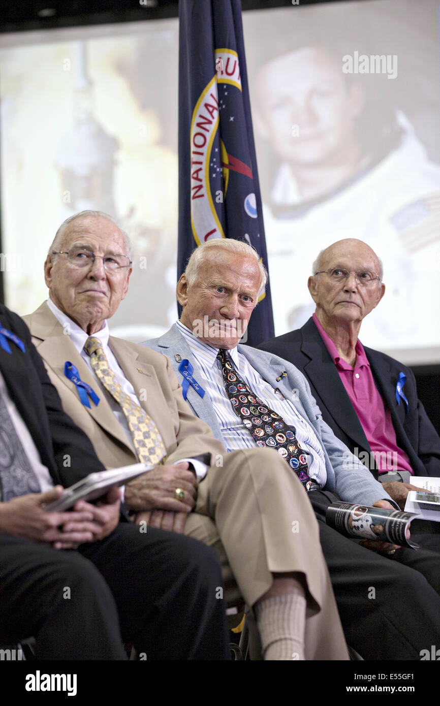 Apollo-Astronauten von links: Jim Lovell, Buzz Aldrin und Michael Collins während einer Zeremonie, die Umbenennung der Operationen Gebäude für Kollegen Astronaut Neil Armstrong 21. Juli 2014 in Cape Canaveral, Florida. Die Zeremonie war Teil des NASA 45. Jubiläum der Apollo 11 Mondlandung. Stockfoto