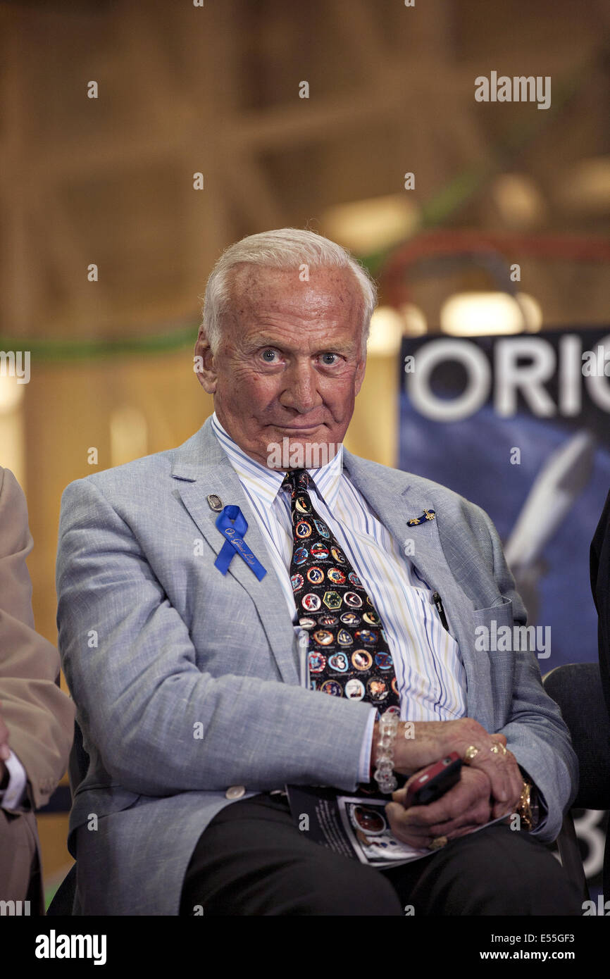 Apollo Astronaut Buzz Aldrin während einer Zeremonie, die Umbenennung der Operationen Gebäude für Kollegen Astronaut Neil Armstrong 21. Juli 2014 in Cape Canaveral, Florida. Die Zeremonie war Teil des NASA 45. Jubiläum der Apollo 11 Mondlandung. Stockfoto