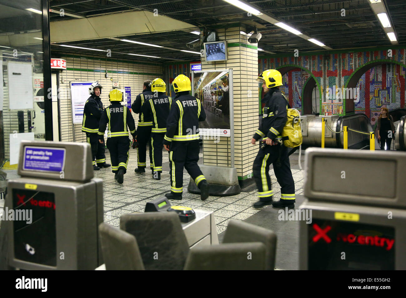 London, UK. 21. Juli 2014. Heißes Wetter schließt u-Bahnhof Tottenham Court Road in London, England. Die Schranken an der Station wurden bei rund 21:20 geschlossen und Massen angefangen zu bauen. Frühe Reports vorgeschlagen, dass die Hitze hatte off der Brandmelder, erfordern die Station evakuiert werden. Feuerwehrleute aus der Londoner Feuerwehr reiste Untergrund um zu prüfen, ob alles in Ordnung war und es kein tatsächliches Feuer gab. Bildnachweis: Paul Brown/Alamy Live-Nachrichten Stockfoto