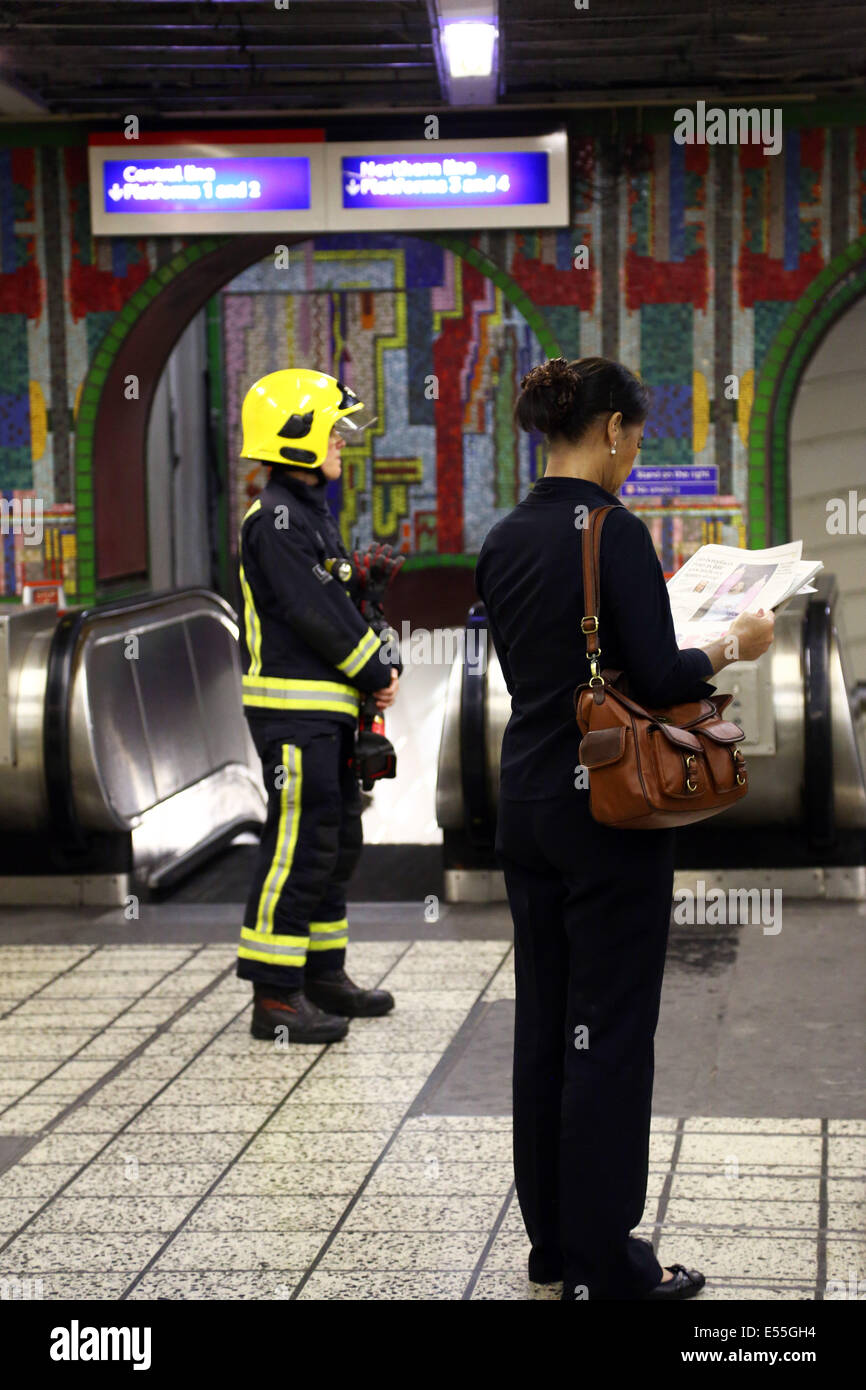 London, UK. 21. Juli 2014. Heißes Wetter schließt u-Bahnhof Tottenham Court Road in London, England. Die Schranken an der Station wurden bei rund 21:20 geschlossen und Massen angefangen zu bauen. Frühe Reports vorgeschlagen, dass die Hitze hatte off der Brandmelder, erfordern die Station evakuiert werden. Feuerwehrleute aus der Londoner Feuerwehr reiste Untergrund um zu prüfen, ob alles in Ordnung war und es kein tatsächliches Feuer gab. Bildnachweis: Paul Brown/Alamy Live-Nachrichten Stockfoto