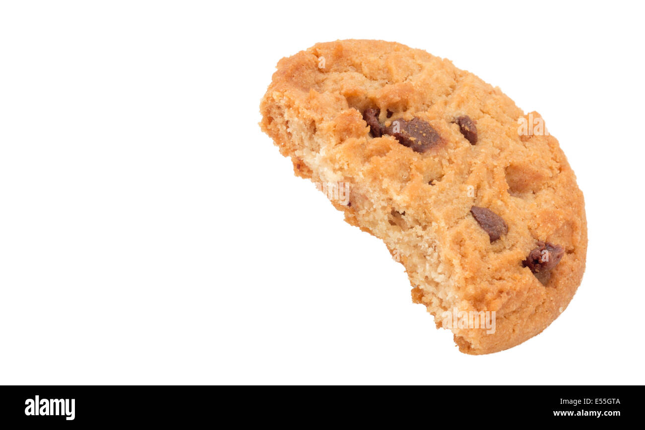 Broken Chocolate Chip Cookie auf weißem Hintergrund Stockfoto