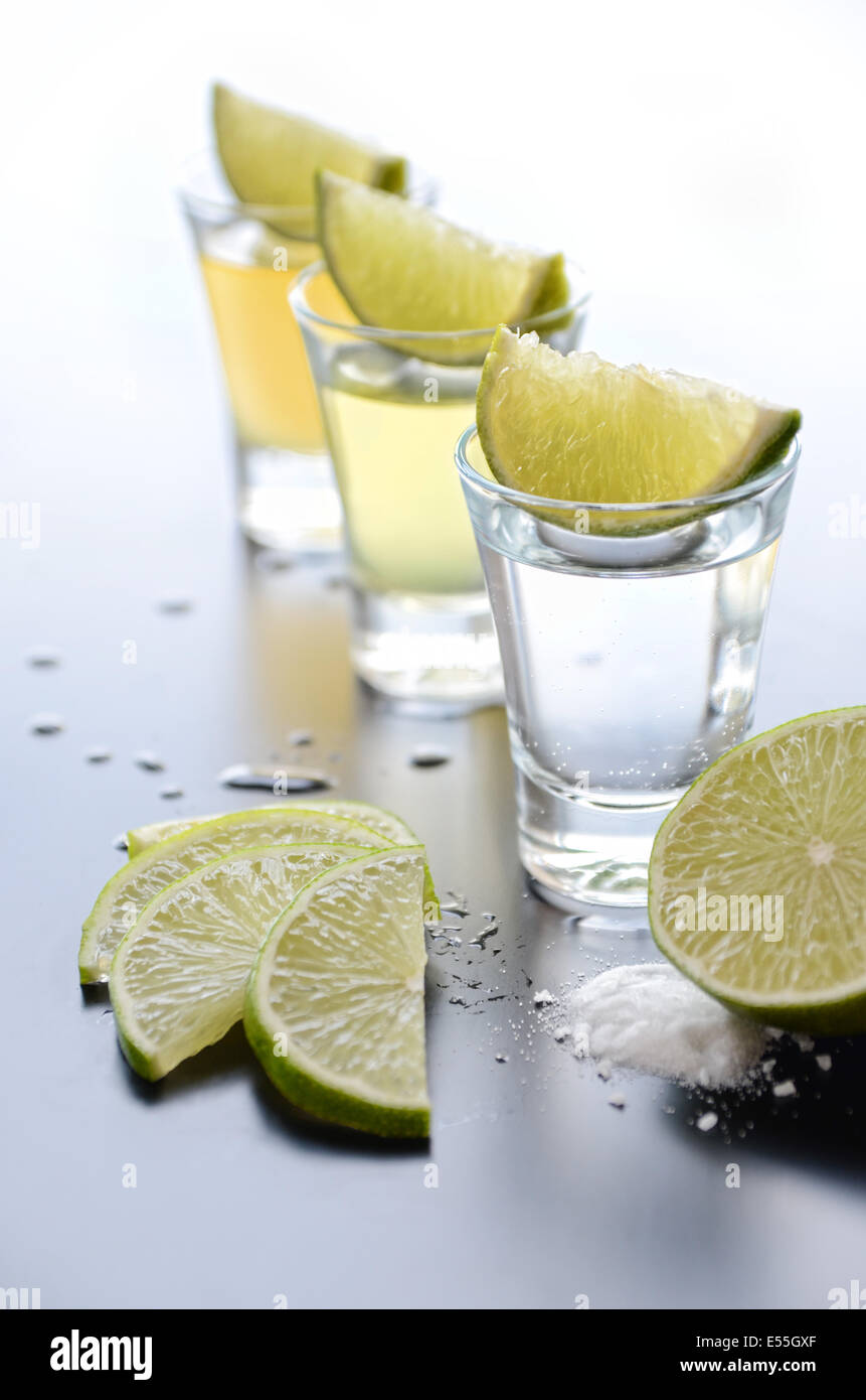 Tequila Shots mit Kalk und Salz Stockfoto