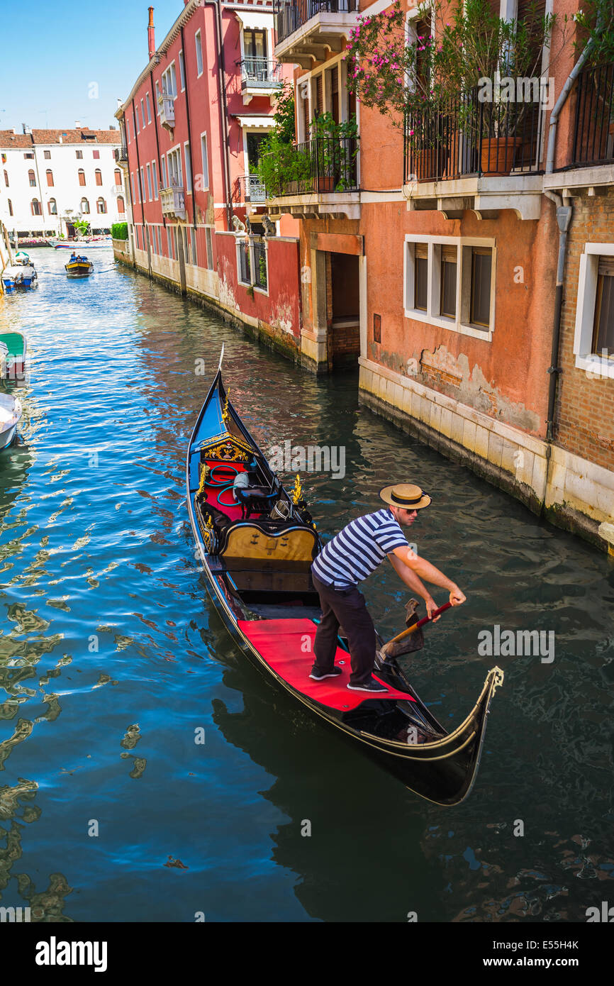 Venedig, Italien - 26 Juni: Touristen reisen auf Gondeln am Kanal am 26. Juni 2014 in Venedig, Italien. Gondelfahrt ist die popul Stockfoto