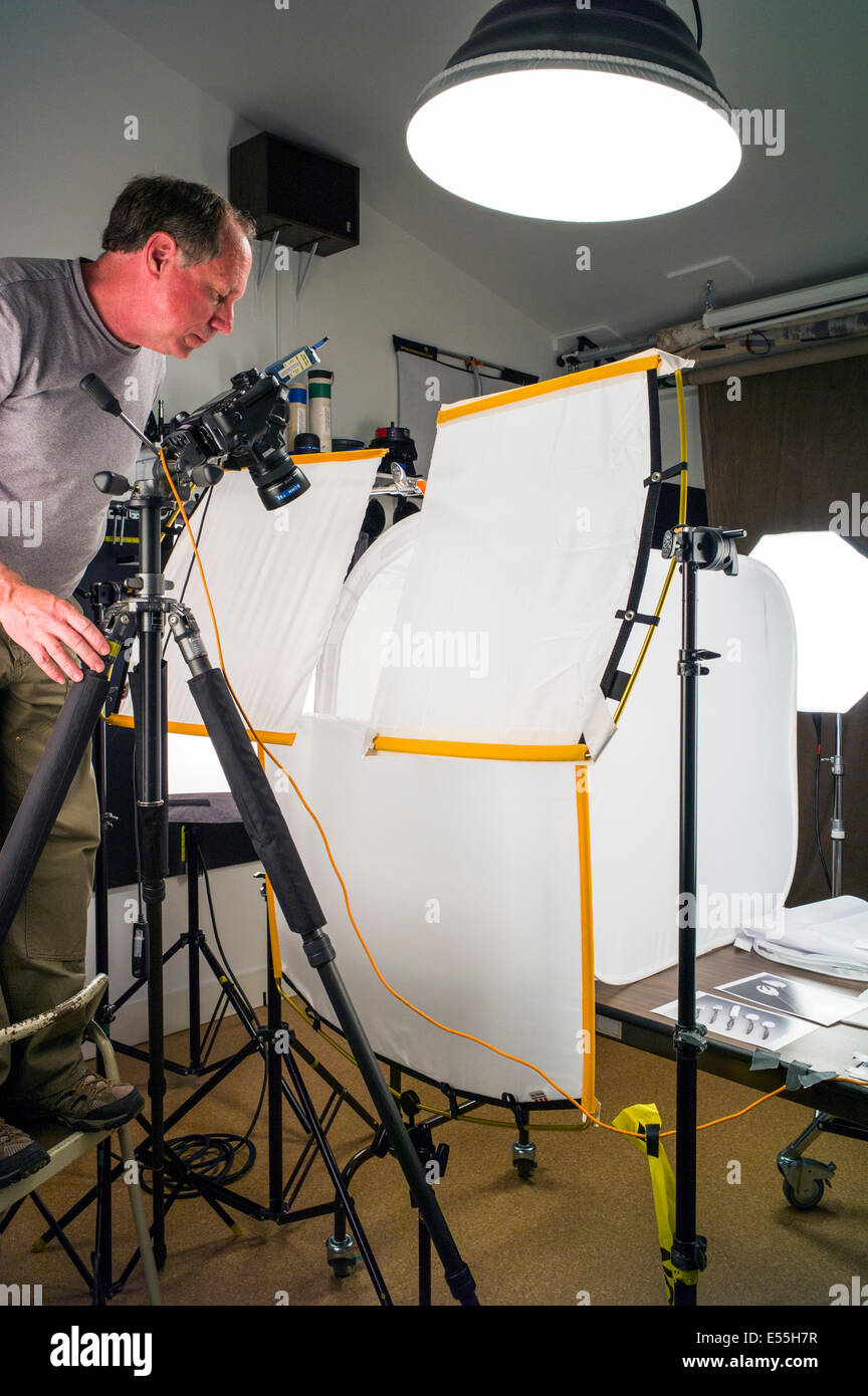 Fotograf auf einer kommerziellen Fotografie festgelegt, einschließlich Beleuchtung, Hintergrund und Grip Gear. Stockfoto