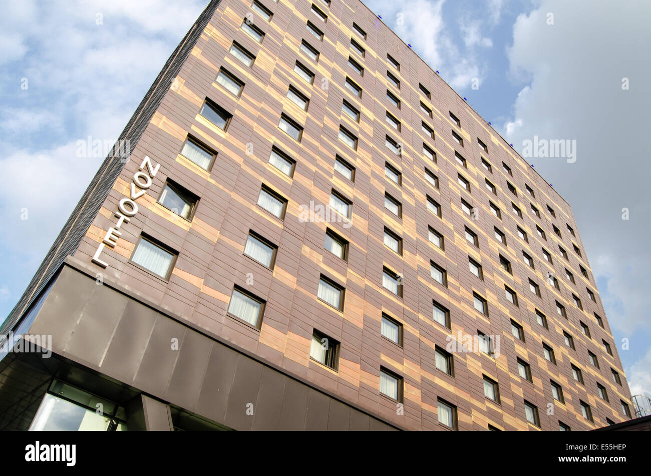 LONDON, UK 15. Mai 2014: Blick nach oben des Copperclad Novotel Hotels in London-Paddington Becken. Stockfoto