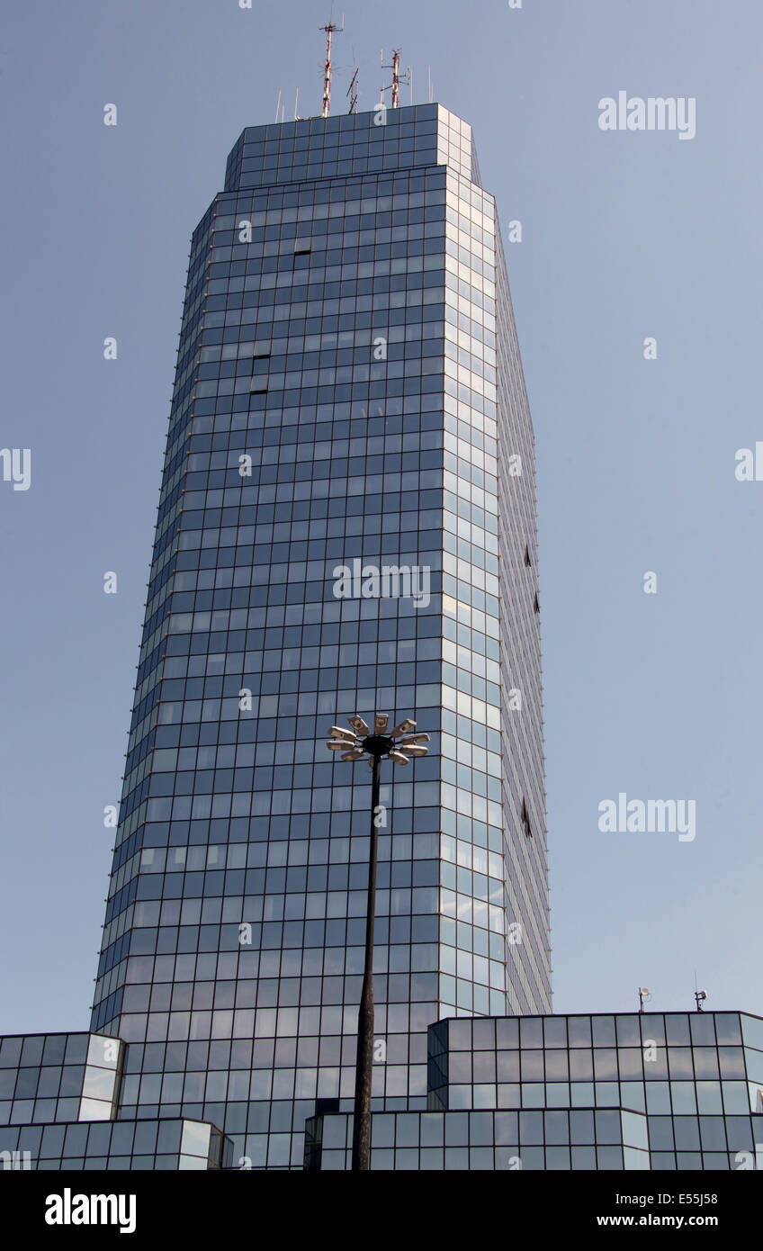 Blekitny Wiezowiec oder blaue Wolkenkratzer in Warschau Stockfoto
