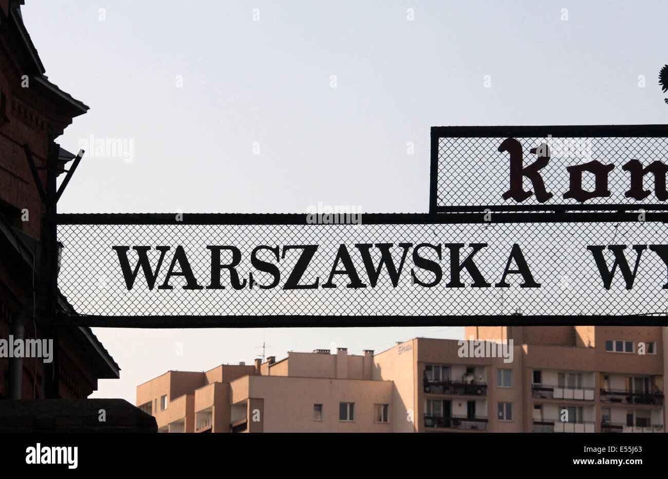 Eingang zur alten Koneser-Wodka-Fabrik im Warschauer Stadtteil Praga Stockfoto