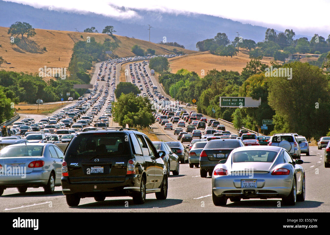 280 Autobahn von San Jose nach San Francisco in San Mateo County ist Nord und Süd mit dem Abend pendeln krähte. Stockfoto