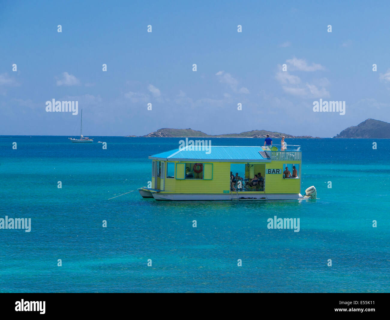 Schwimmende Bar auf Coral Bay auf der Karibik Insel St. John in den US Virgin Islands Stockfoto