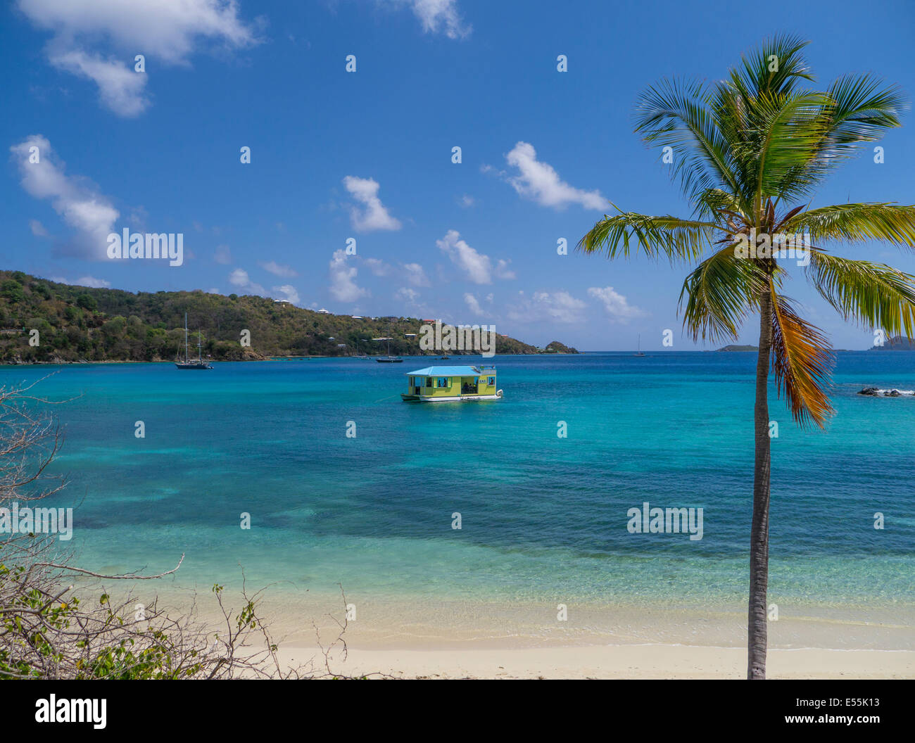 Schwimmende Bar auf Coral Bay auf der Karibik Insel St. John in den US Virgin Islands Stockfoto