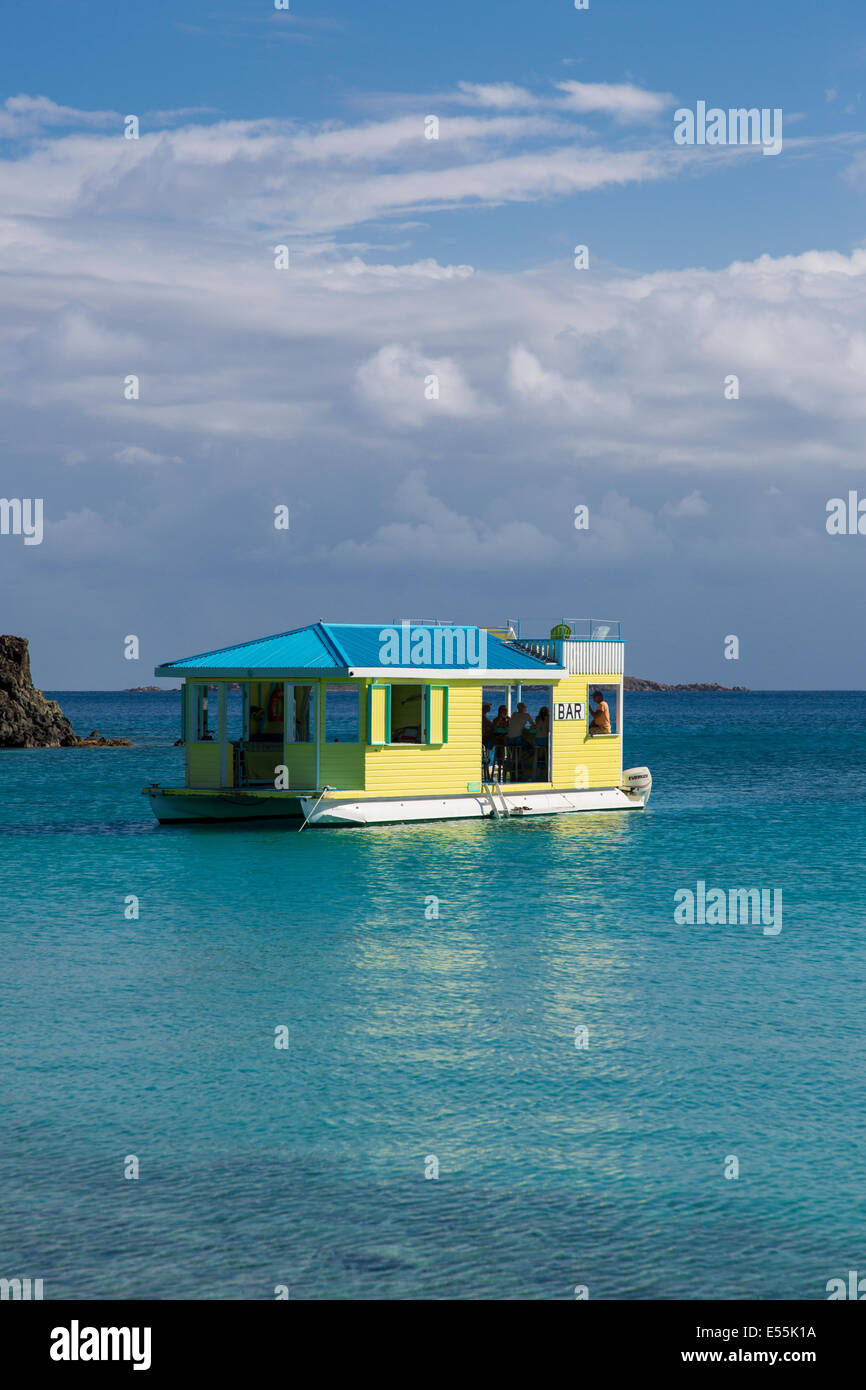 Schwimmende Bar auf Coral Bay auf der Karibik Insel St. John in den US Virgin Islands Stockfoto