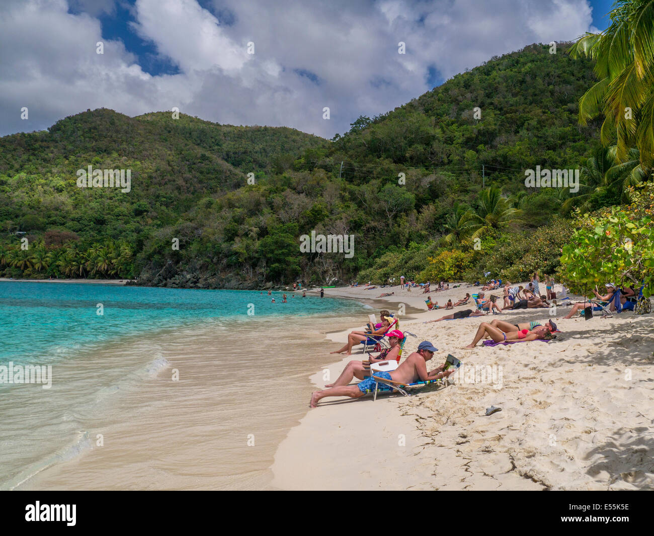 Menschen, die genießen Hawksnest Bay Beach auf der Karibik Insel St. John in den US Virgin Islands Stockfoto