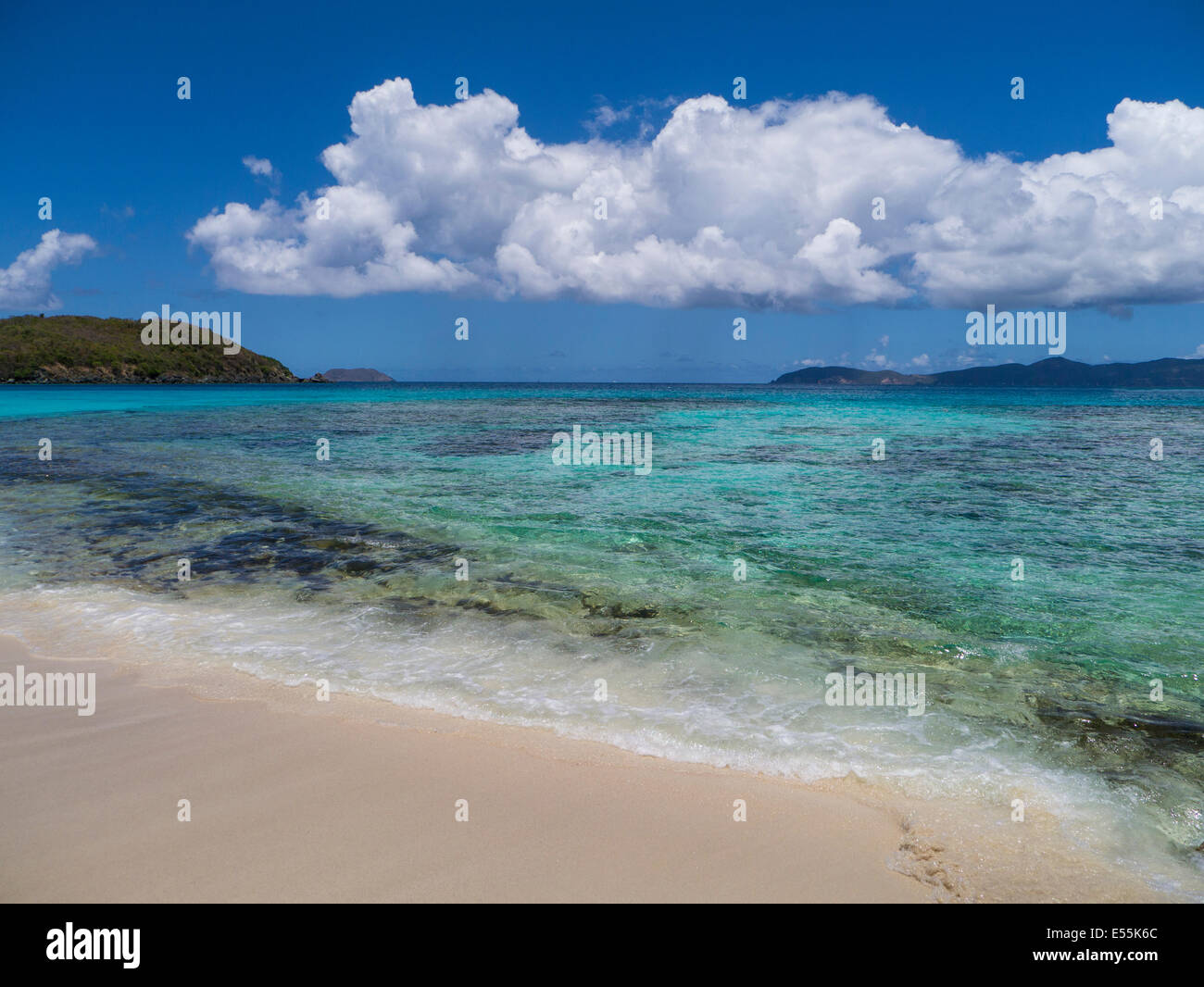 Klares sauberes Wasser des karibischen Meeres auf der Karibik Insel St. John in den US Virgin Islands Stockfoto