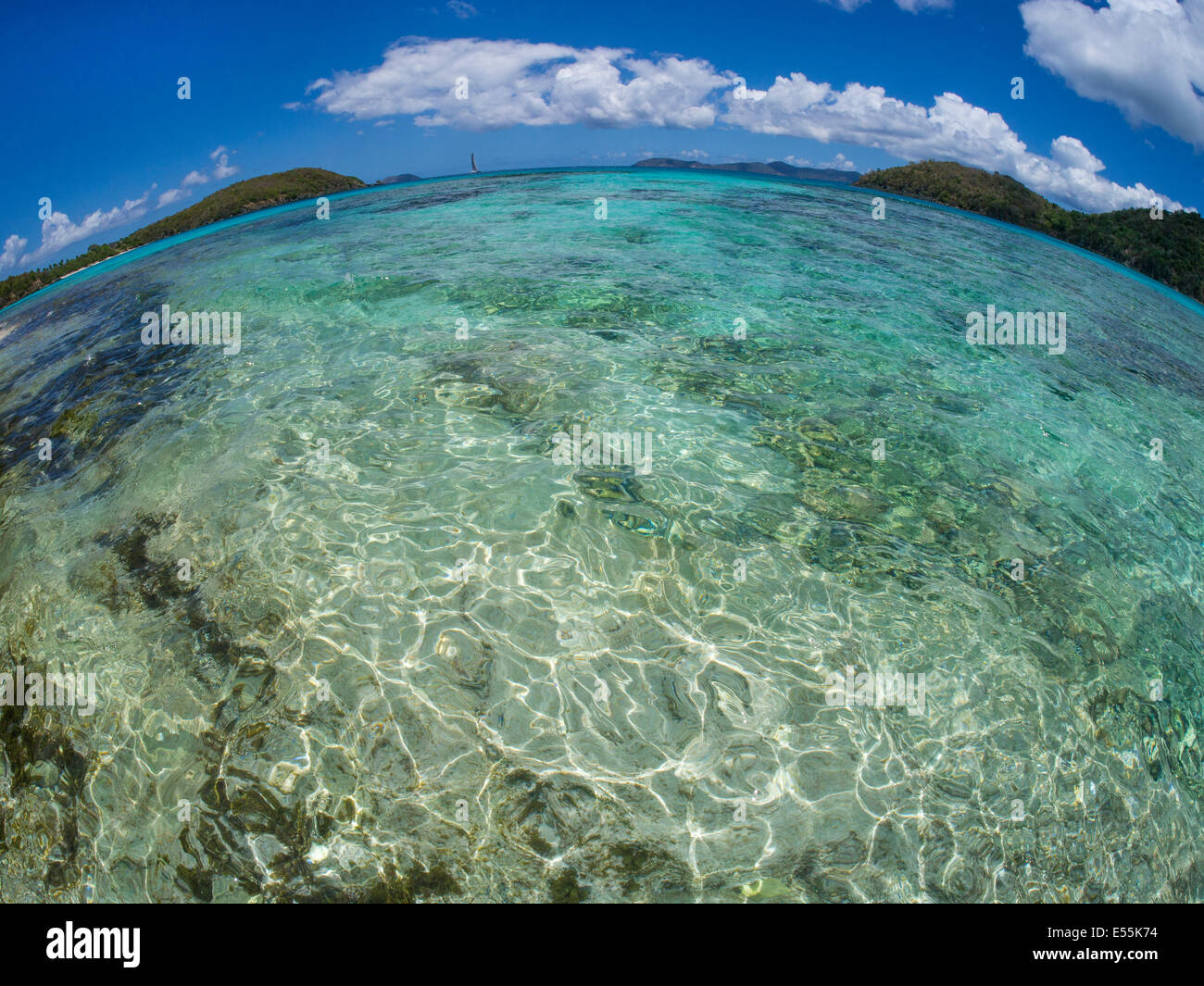 Fisheye Blick auf klare sauberes Wasser des karibischen Meeres auf der Karibik Insel St. John in den US Virgin Islands Stockfoto