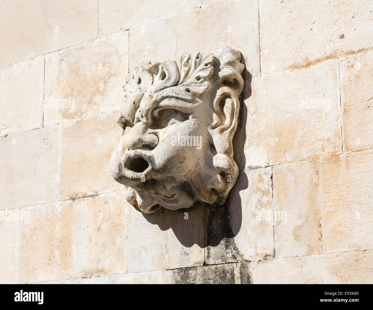 Stein gargoyle Kopf Skulptur, ein wasserspeier an einer Wand in Dubrovnik, von der UNESCO zum Weltkulturerbe im Süden Kroatiens an einem sonnigen Tag Stockfoto