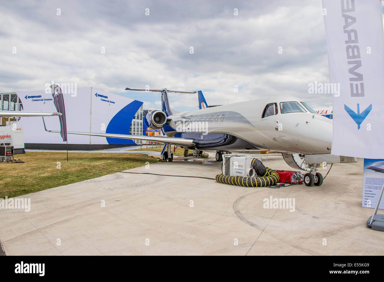 Embraers Legacy 650, ein großer Business-Jet, wurde auf der Farnborough International Air Show vorgestellt und demonstrierte seinen Luxus und seine fortschrittliche Technologie für Geschäftsreisen. Stockfoto