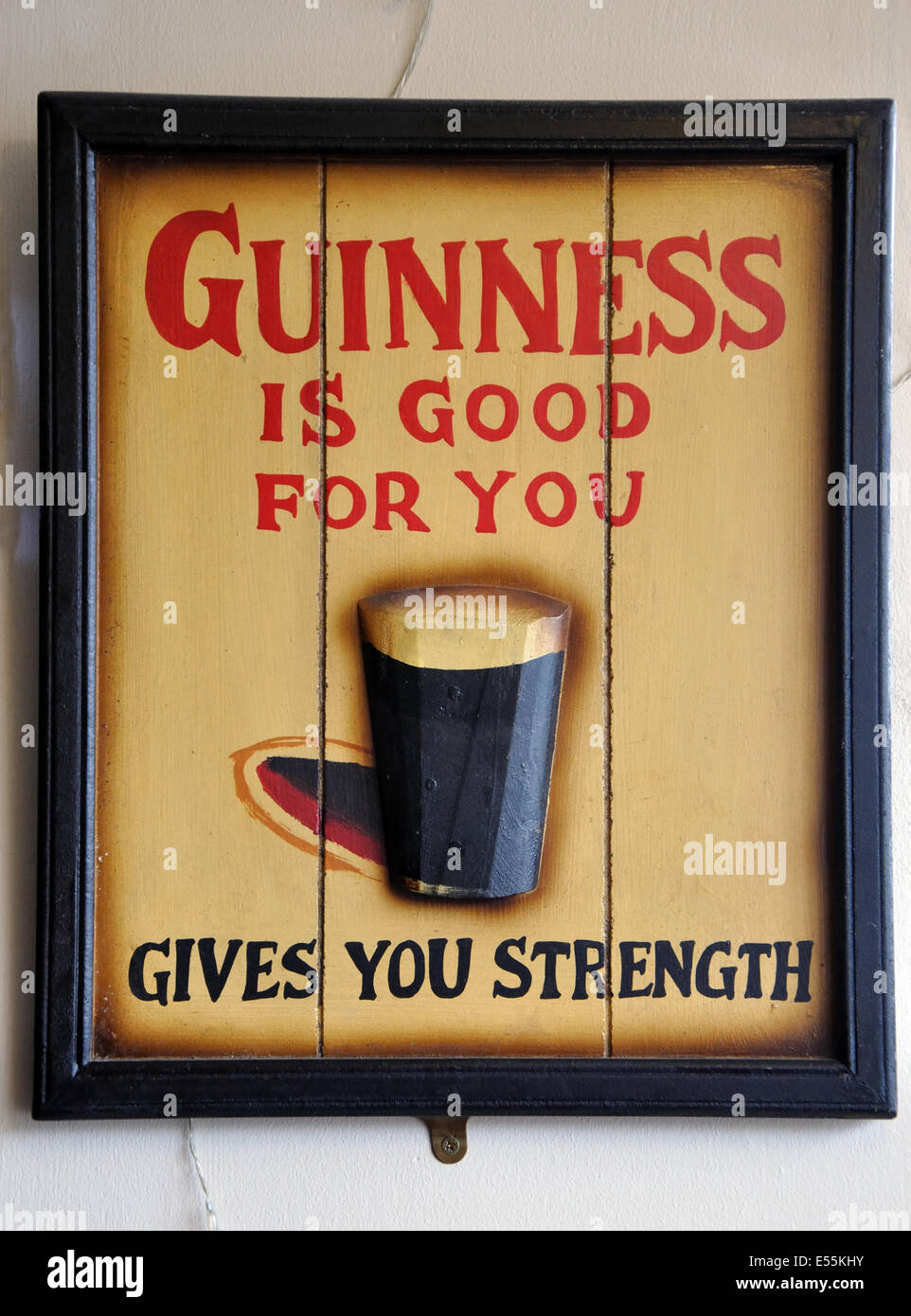 Guinness ist gut für Sie Zeichen an der bar, Torquay, Devon, England, UK Stockfoto
