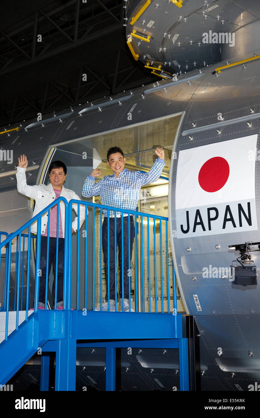 Bakusho-weitere, 18. Juli 2014: Chiba, Japan - (L, R) Yuji Tanaka und Hikari Ota, Mitglieder des Komiker-Duos Bakusho Mondai grüßen zu Medien vom Eingang des japanisches Experiment-Modul "Kibo" während der Presseveranstaltung der "Space Expo 2014" auf der Makuhari Messe am 18. Juli 2014. Die Space Expo 2014 ist die Asienpremiere des NASA Human Adventure von der NASA, das bringt eine Chronik der Weltraum-Missionen der NASAs sowie Japan Aerospace Exploration Agency "JAXA" eigene Missionen Japan. Die Expo findet vom 19. Juli bis 23. September statt. © Rodrigo Reyes Marin/AFLO/Alamy Live-Nachrichten Stockfoto