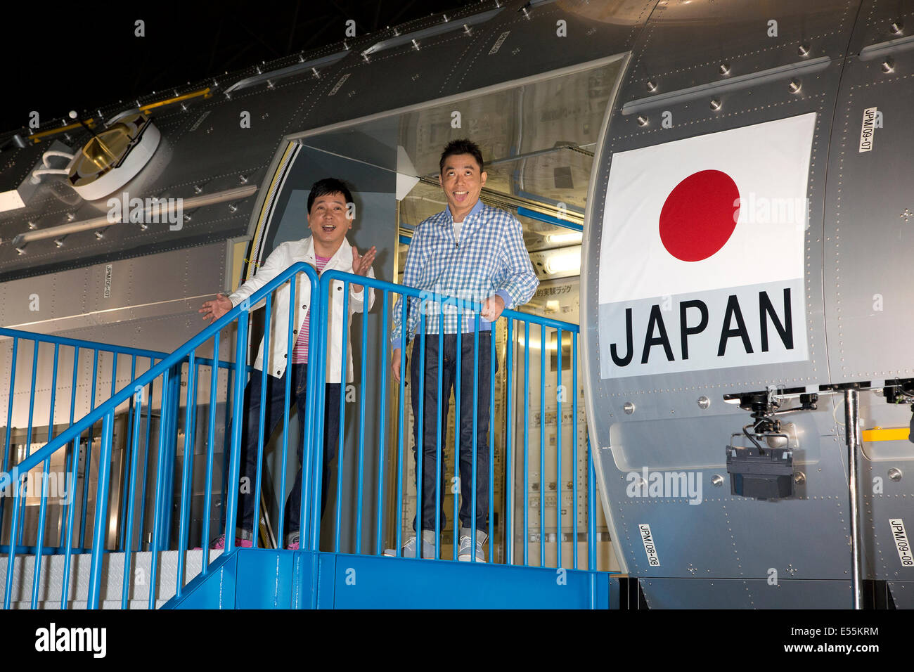 Bakusho-weitere, 18. Juli 2014: Chiba, Japan - (L, R) Yuji Tanaka und Hikari Ota, Mitglieder des Komiker-Duos Bakusho Mondai grüßen zu Medien vom Eingang des japanisches Experiment-Modul "Kibo" während der Presseveranstaltung der "Space Expo 2014" auf der Makuhari Messe am 18. Juli 2014. Die Space Expo 2014 ist die Asienpremiere des NASA Human Adventure von der NASA, das bringt eine Chronik der Weltraum-Missionen der NASAs sowie Japan Aerospace Exploration Agency "JAXA" eigene Missionen Japan. Die Expo findet vom 19. Juli bis 23. September statt. © Rodrigo Reyes Marin/AFLO/Alamy Live-Nachrichten Stockfoto