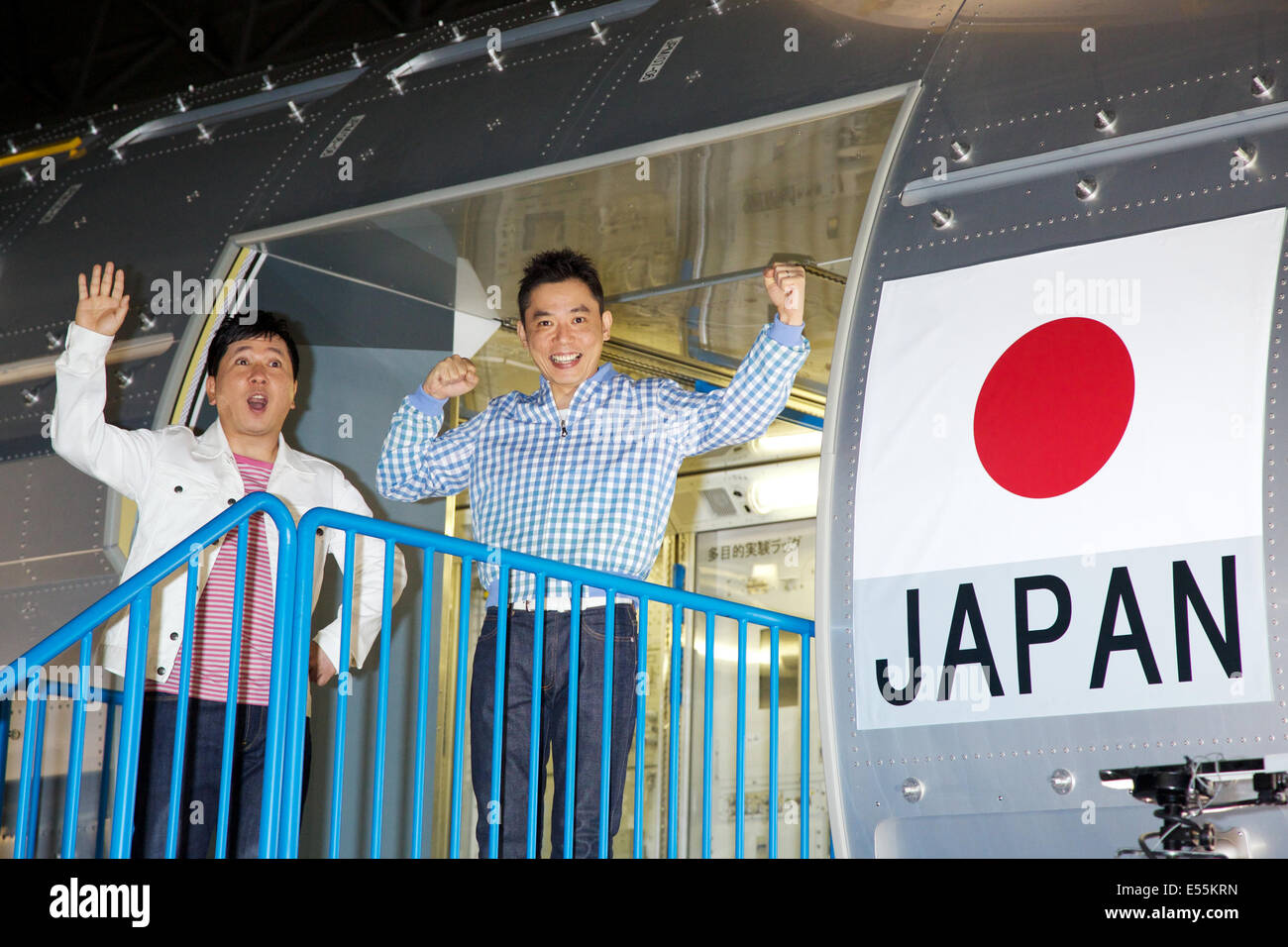 Bakusho-weitere, 18. Juli 2014: Chiba, Japan - (L, R) Yuji Tanaka und Hikari Ota, Mitglieder des Komiker-Duos Bakusho Mondai grüßen zu Medien vom Eingang des japanisches Experiment-Modul "Kibo" während der Presseveranstaltung der "Space Expo 2014" auf der Makuhari Messe am 18. Juli 2014. Die Space Expo 2014 ist die Asienpremiere des NASA Human Adventure von der NASA, das bringt eine Chronik der Weltraum-Missionen der NASAs sowie Japan Aerospace Exploration Agency "JAXA" eigene Missionen Japan. Die Expo findet vom 19. Juli bis 23. September statt. © Rodrigo Reyes Marin/AFLO/Alamy Live-Nachrichten Stockfoto