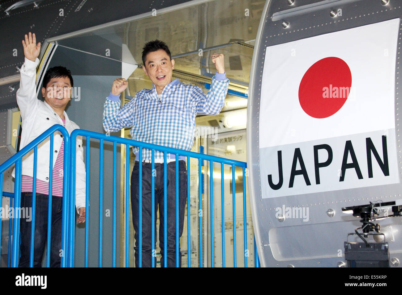 Bakusho-weitere, 18. Juli 2014: Chiba, Japan - (L, R) Yuji Tanaka und Hikari Ota, Mitglieder des Komiker-Duos Bakusho Mondai grüßen zu Medien vom Eingang des japanisches Experiment-Modul "Kibo" während der Presseveranstaltung der "Space Expo 2014" auf der Makuhari Messe am 18. Juli 2014. Die Space Expo 2014 ist die Asienpremiere des NASA Human Adventure von der NASA, das bringt eine Chronik der Weltraum-Missionen der NASAs sowie Japan Aerospace Exploration Agency "JAXA" eigene Missionen Japan. Die Expo findet vom 19. Juli bis 23. September statt. © Rodrigo Reyes Marin/AFLO/Alamy Live-Nachrichten Stockfoto