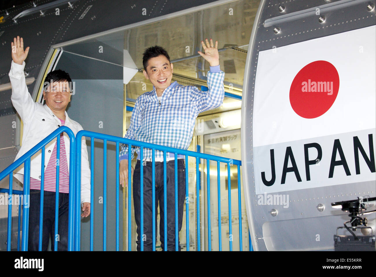 Bakusho-weitere, 18. Juli 2014: Chiba, Japan - (L, R) Yuji Tanaka und Hikari Ota, Mitglieder des Komiker-Duos Bakusho Mondai grüßen zu Medien vom Eingang des japanisches Experiment-Modul "Kibo" während der Presseveranstaltung der "Space Expo 2014" auf der Makuhari Messe am 18. Juli 2014. Die Space Expo 2014 ist die Asienpremiere des NASA menschlichen Abente von der NASA, das bringt eine Chronik der Weltraum-Missionen der NASAs sowie Japan Aerospace Exploration Agency "JAXA" eigene Missionen Japan. Die Expo findet vom 19. Juli bis 23. September statt. © Rodrigo Reyes Marin/AFLO/Alamy Live-Nachrichten Stockfoto