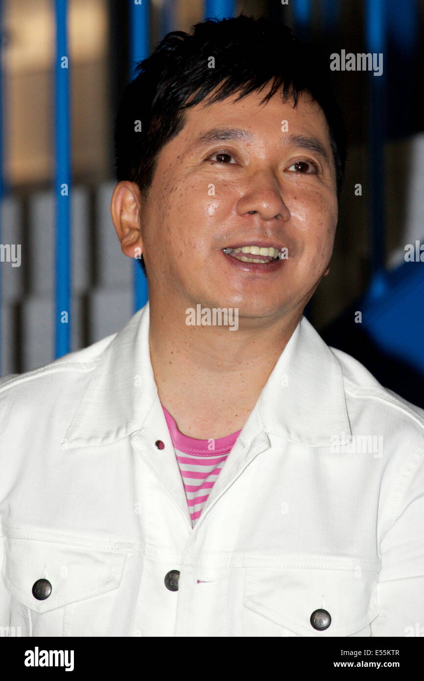 Yuji Tanaka(Bakusho Mondai), 18. Juli 2014: Chiba, Japan - grüßt Yuji Tanaka Mitglied das Komiker-Duo Bakusho Mondai Medien während der Presseveranstaltung der "Space Expo 2014" auf der Makuhari Messe am 18. Juli 2014. Die Space Expo 2014 ist die Asienpremiere des NASA Human Adventure von der NASA, das bringt eine Chronik der Weltraum-Missionen der NASAs sowie Japan Aerospace Exploration Agency "JAXA" eigene Missionen Japan. Die Expo findet vom 19. Juli bis 23. September statt. © Rodrigo Reyes Marin/AFLO/Alamy Live-Nachrichten Stockfoto