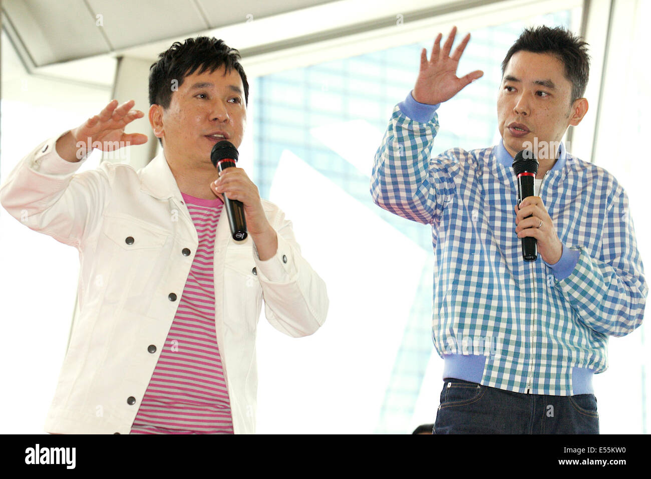 Bakusho-weitere, 18. Juli 2014: Chiba, Japan - (L, R) Yuji Tanaka und Hikari Ota, Mitglieder des Komiker-Duos Bakusho Mondai grüßen zu Medien vom Eingang des japanisches Experiment-Modul "Kibo" während der Eröffnungsfeier der "Space Expo 2014" auf der Makuhari Messe am 18. Juli 2014. Die Space Expo 2014 ist die Asienpremiere des NASA Human Adventure von der NASA, das bringt eine Chronik der Weltraum-Missionen der NASAs sowie Japan Aerospace Exploration Agency "JAXA" eigene Missionen Japan. Die Expo findet vom 19. Juli bis 23. September statt. © Rodrigo Reyes Marin/AFLO/Alamy Live-Nachrichten Stockfoto