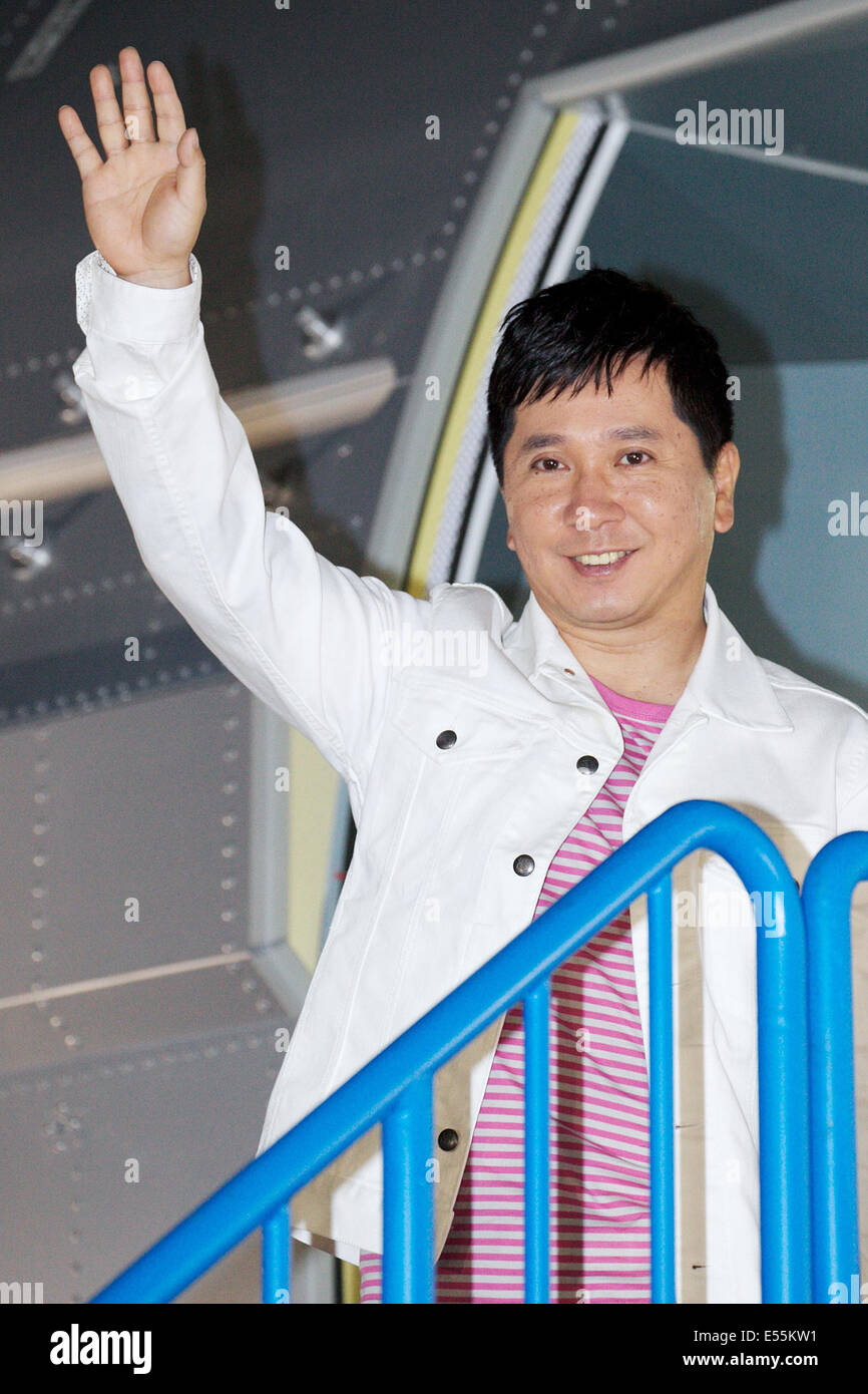 Yuji Tanaka(Bakusho Mondai), 18. Juli 2014: Chiba, Japan - grüßt Yuji Tanaka Mitglied das Komiker-Duo Bakusho Mondai Medien vom Eingang des japanisches Experiment-Modul "Kibo" während der Presseveranstaltung der "Space Expo 2014" auf der Makuhari Messe am 18. Juli 2014. Die Space Expo 2014 ist die Asienpremiere des NASA Human Adventure von der NASA, das bringt eine Chronik der Weltraum-Missionen der NASAs sowie Japan Aerospace Exploration Agency "JAXA" eigene Missionen Japan. Die Expo findet vom 19. Juli bis 23. September statt. © Rodrigo Reyes Marin/AFLO/Alamy Live-Nachrichten Stockfoto