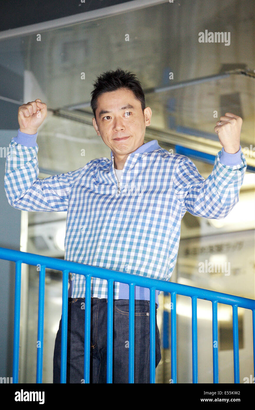 Hikari Ota(Bakusho-Mondai), 18. Juli 2014: Chiba, Japan - grüßt Hikari Ota Mitglied das Komiker-Duo Bakusho Mondai Medien vom Eingang des japanisches Experiment-Modul "Kibo" während der Presseveranstaltung der "Space Expo 2014" auf der Makuhari Messe am 18. Juli 2014. Die Space Expo 2014 ist die Asienpremiere des NASA Human Adventure von der NASA, das bringt eine Chronik der Weltraum-Missionen der NASAs sowie Japan Aerospace Exploration Agency "JAXA" eigene Missionen Japan. Die Expo findet vom 19. Juli bis 23. September statt. © Rodrigo Reyes Marin/AFLO/Alamy Live-Nachrichten Stockfoto