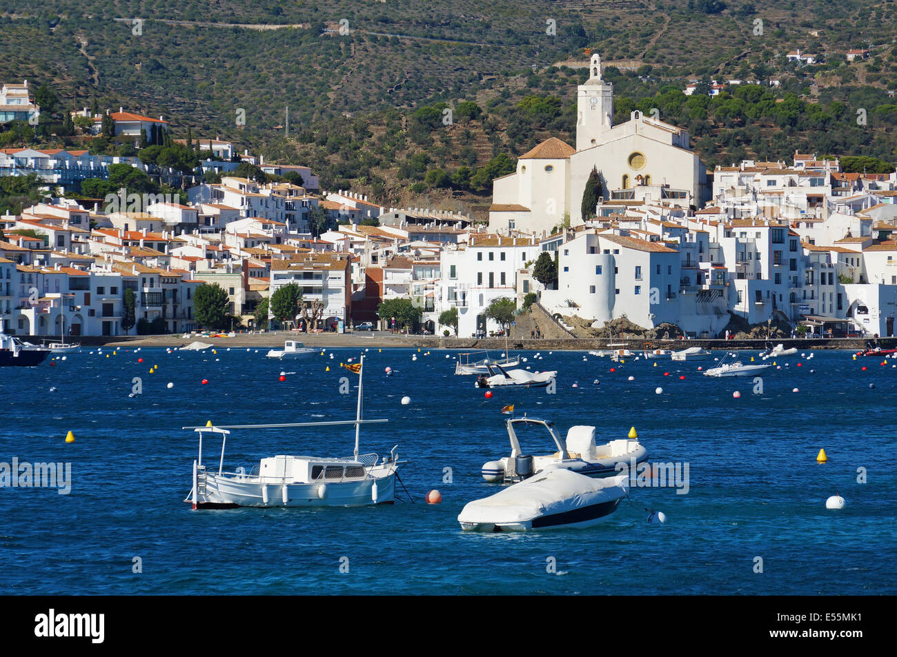 Dorf von Cadaques an der Mittelmeerküste mit Booten auf mooring Bojen im Vordergrund, Katalonien, Costa Brava, Spanien Stockfoto