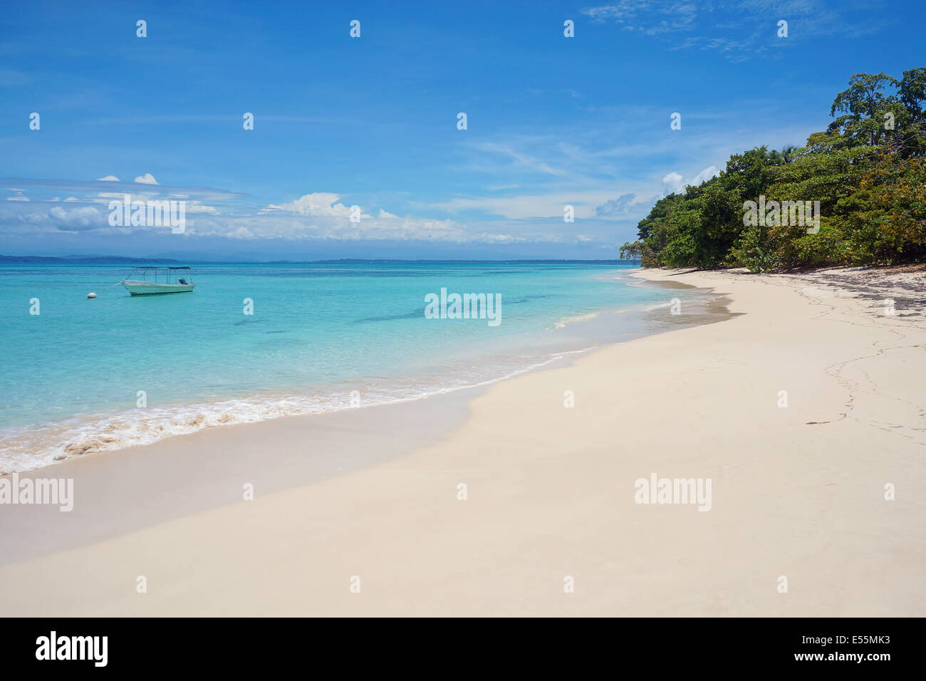 tropischen weißen Sandstrand mit türkisfarbenem Wasser und ein Boot am Liegeplatz Boje, Karibik, Zapatilla Inseln, Panama Stockfoto