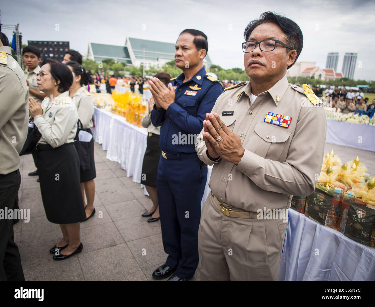 Bangkok, Thailand. 22. Juli, beten 2014.Thai Militärs und Beamte während ein Verdienst machen Zeremonie am Sanam Luang. Hunderte von thailändischen Militärs und Beamte besuchte Buddhist singen Service und Verdienst machen Zeremonie anlässlich des 2. Monats des Coups 22.Mai Jubiläums, die Absetzung der gewählten Zivilregierung und endete fast sechs Monate manchmal heftige Proteste gegen die Regierung. Bildnachweis: ZUMA Press, Inc./Alamy Live-Nachrichten Stockfoto