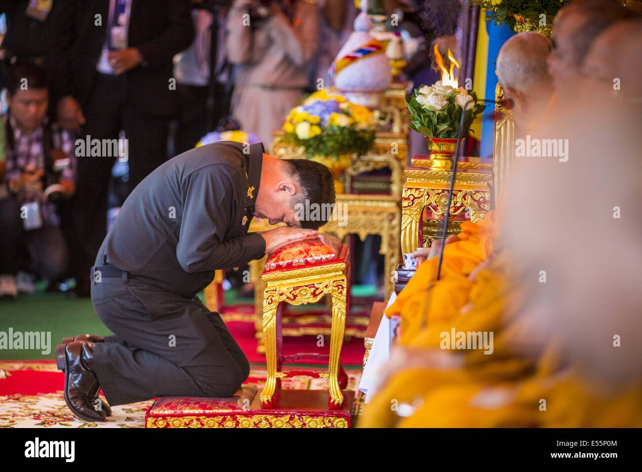 Bangkok, Thailand. 22. Juli 2014. Thailändische Armee Generalleutnant SURASAK KANCHANARAT betet zu Jahresbeginn ein singender Service am Sanam Luang. Hunderte von thailändischen Militärs und Beamte besuchte Buddhist singen Service und Verdienst machen Zeremonie anlässlich des 2. Monats des Coups 22.Mai Jubiläums, die Absetzung der gewählten Zivilregierung und endete fast sechs Monate manchmal heftige Proteste gegen die Regierung. Bildnachweis: ZUMA Press, Inc./Alamy Live-Nachrichten Stockfoto