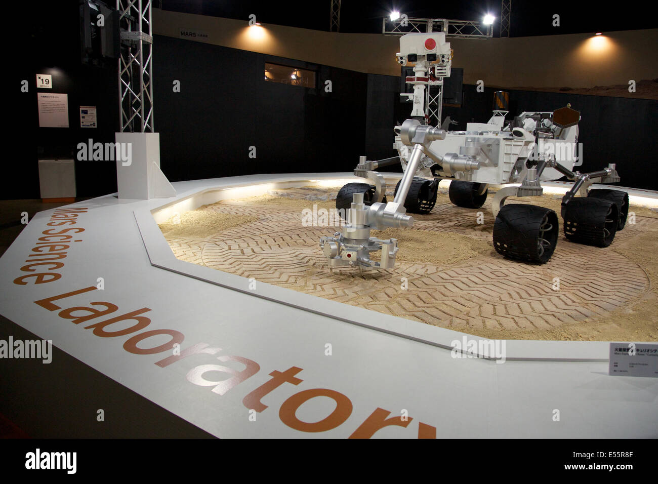 Chiba, Japan. 18. Juli 2014. Ein lebensgroßes Modell der NASA Mars Science Laboratory "Neugier" (Nachbau) auf der Space Expo 2014 in Makuhari Messe am 18. Juli 2014. Die Space Expo 2014 ist die Asien-Premiere "NASA menschliche Abenteuer", das nach Japan eine Chronik der Weltraum-Missionen der NASAs sowie Japan Aerospace Exploration Agency "JAXA" eigene Missionen bringt. Die Expo findet vom 19. Juli bis 23. September statt. © Rodrigo Reyes Marin/AFLO/Alamy Live-Nachrichten Stockfoto