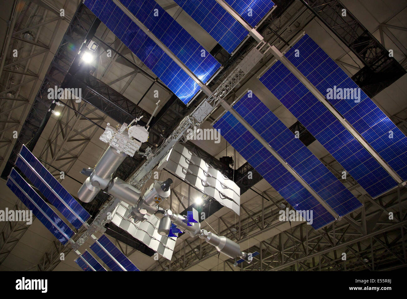 Chiba, Japan. 18. Juli 2014. Ein lebensgroßes Modell der internationalen Raumstation ISS (Nachbau) auf der Space Expo 2014 in Makuhari Messe am 18. Juli 2014. Die Space Expo 2014 ist die Asien-Premiere "NASA menschliche Abenteuer", das nach Japan eine Chronik der Weltraum-Missionen der NASAs sowie Japan Aerospace Exploration Agency "JAXA" eigene Missionen bringt. Die Expo findet vom 19. Juli bis 23. September statt. © Rodrigo Reyes Marin/AFLO/Alamy Live-Nachrichten Stockfoto