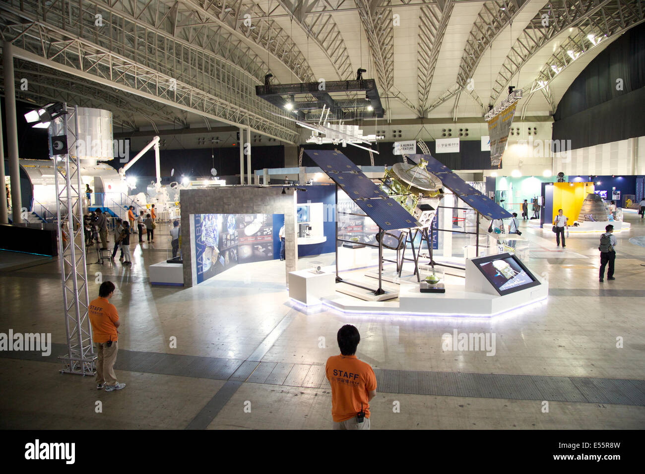 Chiba, Japan. 18. Juli 2014. Ein lebensgroßes Modell Hayabusa Asteroiden-Jagd Handwerk (Nachbau) auf der Space Expo 2014 in Makuhari Messe am 18. Juli 2014. Die Space Expo 2014 ist die Asien-Premiere "NASA menschliche Abenteuer", das nach Japan eine Chronik der Weltraum-Missionen der NASAs sowie Japan Aerospace Exploration Agency "JAXA" eigene Missionen bringt. Die Expo findet vom 19. Juli bis 23. September statt. © Rodrigo Reyes Marin/AFLO/Alamy Live-Nachrichten Stockfoto