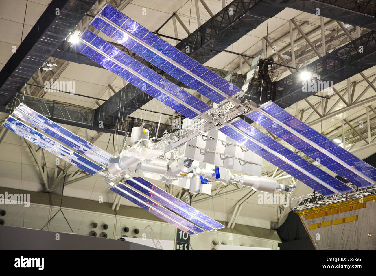 Chiba, Japan. 18. Juli 2014. Ein lebensgroßes Modell der internationalen Raumstation ISS (Nachbau) auf der Space Expo 2014 in Makuhari Messe am 18. Juli 2014. Die Space Expo 2014 ist die Asien-Premiere "NASA menschliche Abenteuer", das nach Japan eine Chronik der Weltraum-Missionen der NASAs sowie Japan Aerospace Exploration Agency "JAXA" eigene Missionen bringt. Die Expo findet vom 19. Juli bis 23. September statt. © Rodrigo Reyes Marin/AFLO/Alamy Live-Nachrichten Stockfoto