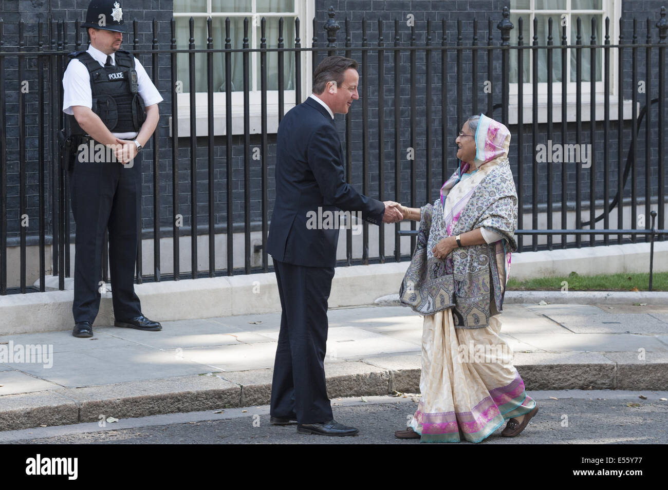 London, UK. 22. Juli 2014. Bangladeshi Premierminister Sheikh Hasina, wird von David Cameron in 10 Downing Street begrüßt. Bildnachweis: Lee Thomas/ZUMA Draht/Alamy Live-Nachrichten Stockfoto