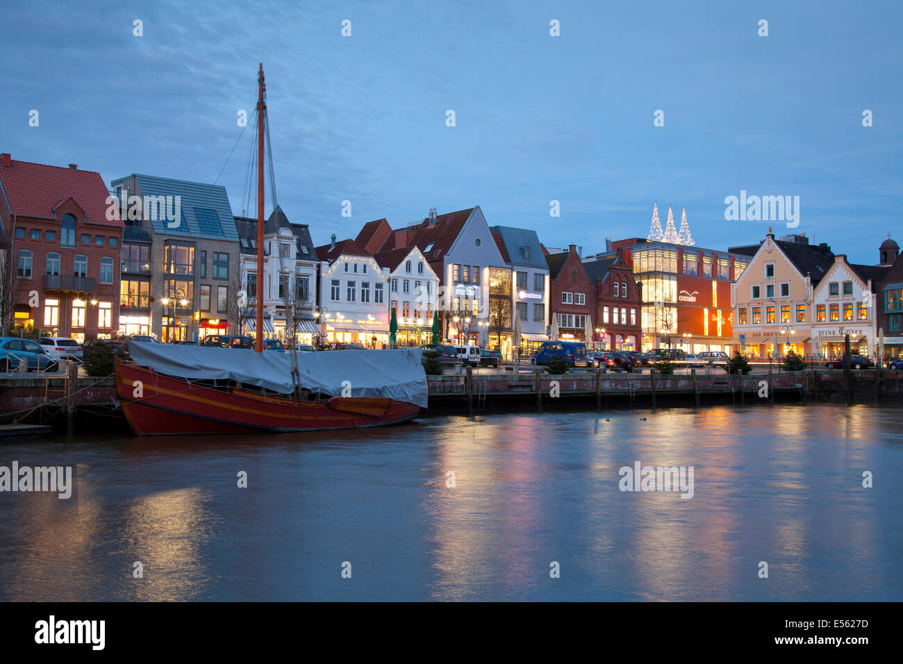 Hafen von Husum während der blauen Stunde, Nordfriesland, Husum, Schleswig-Holstein, Deutschland, Europa Stockfoto