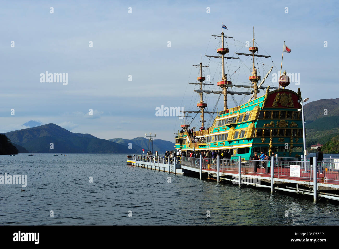 Piratenschiff auf See Ashiko in der Nähe von Mount Fuji, Japan Stockfoto