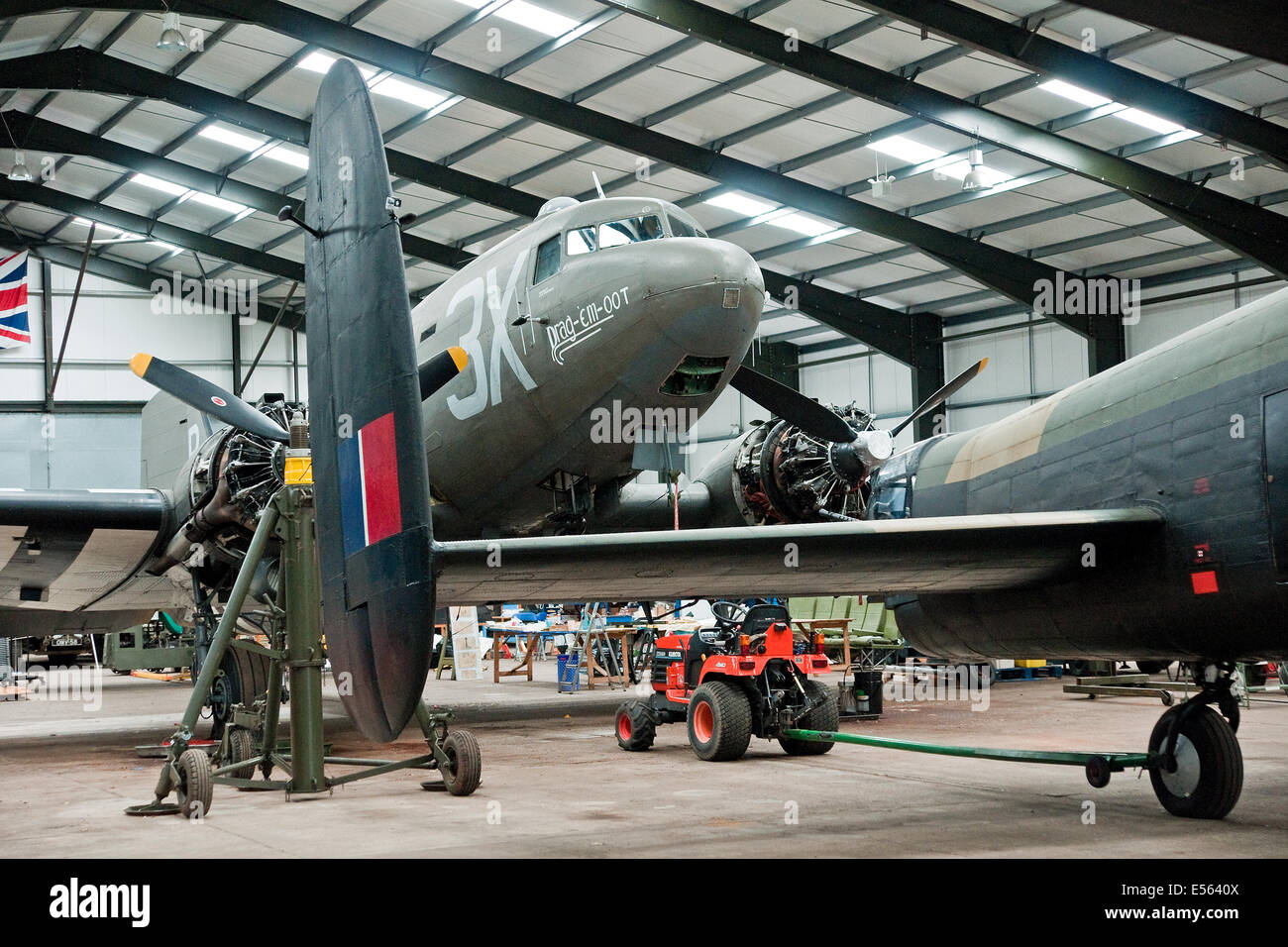 Eingerahmt durch den Schweif ein Lancaster, Bekämpfung von Dakota Veteran Drag-Em-Oot durchmachenden Wartung in den Hangar in Lincolnshire Aviation Heritage Centre Stockfoto