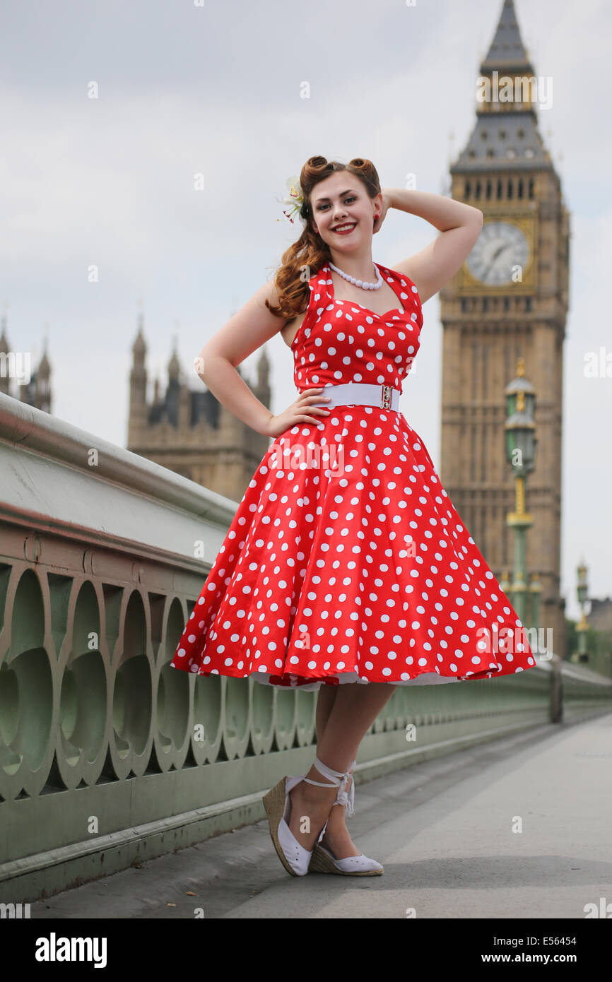 Frau in helles rot gepunkteten Kleid auf Westminster Brücke Stockfoto