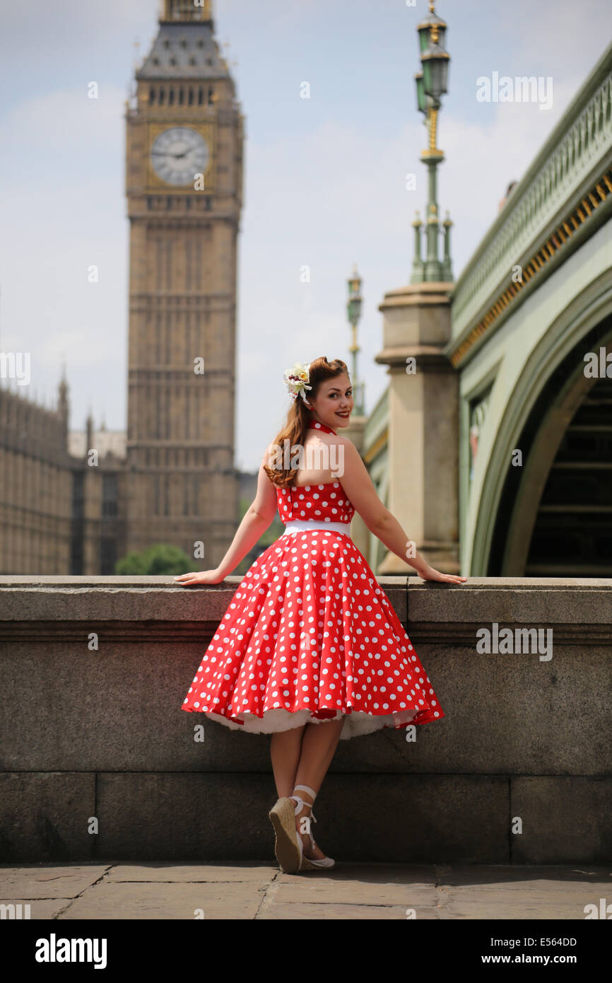 Mädchen stehen neben der Westminster Bridge vorne auf Big Ben Stockfoto